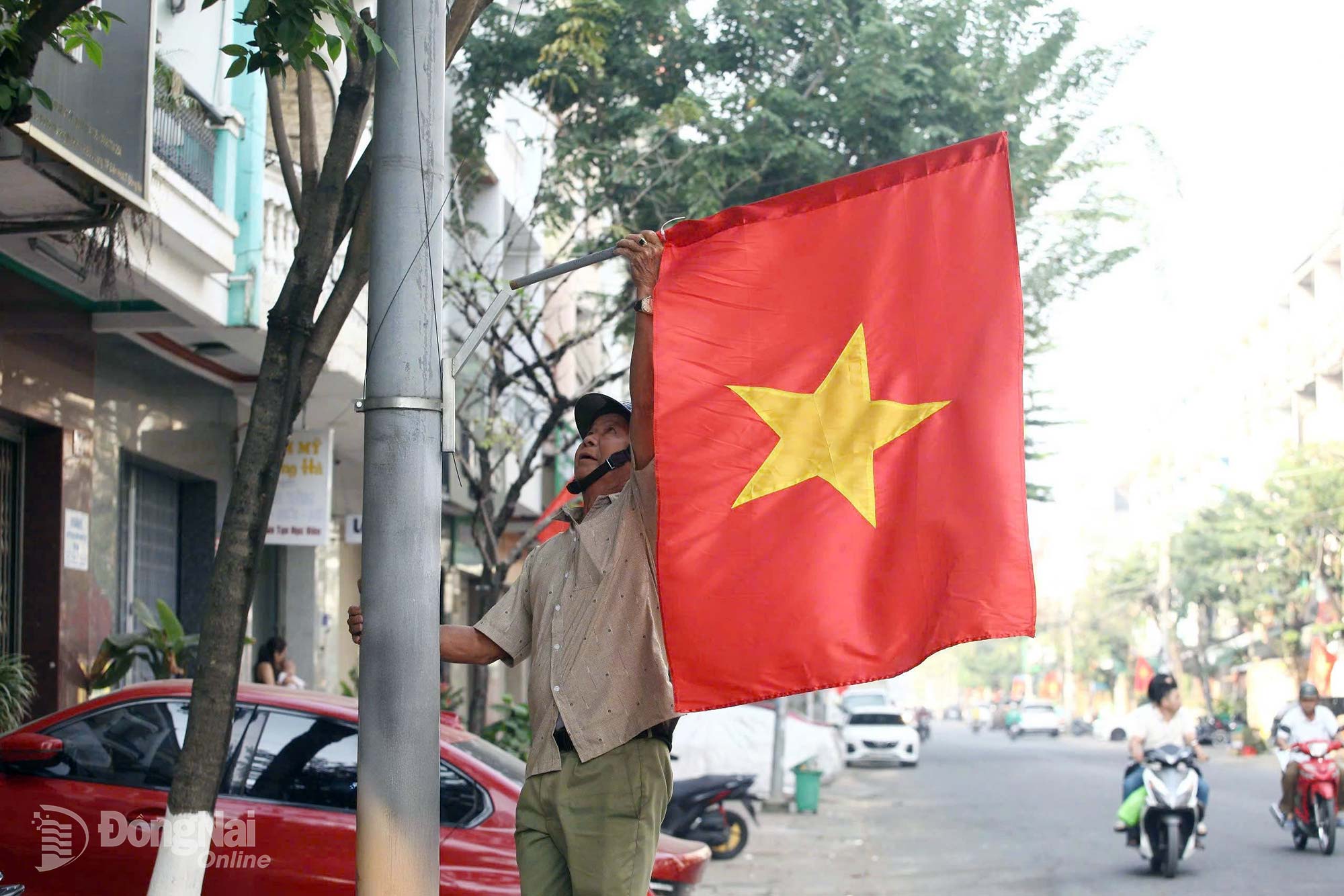ប្រជាជន Dong Nai ព្យួរទង់ជាតិនៅតាមដងផ្លូវដើម្បីអបអរសាទរទិវាជាតិ ថ្ងៃទី 2 ខែកញ្ញា។ រូបភាព៖ Thuy Tien