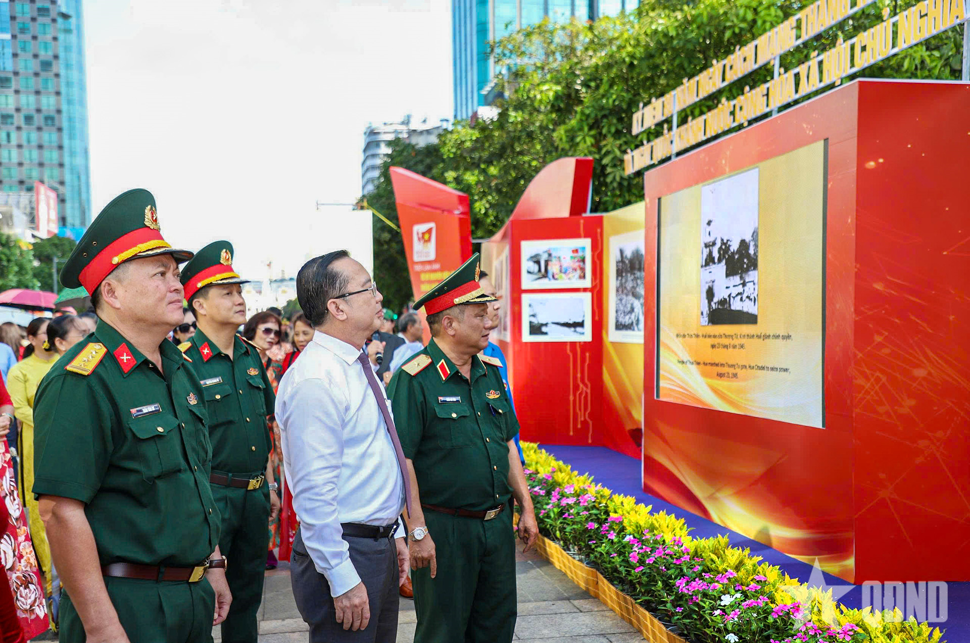 Triển lãm ảnh “Từ kỷ nguyên độc lập, thống nhất đất nước đến kỷ nguyên vươn mình của dân tộc” tại TP Hồ Chí Minh