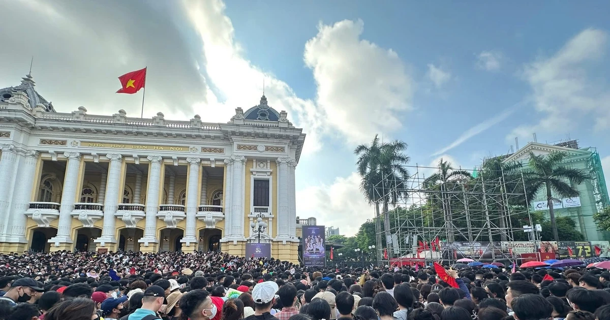 Show Việt Nam trong tôi: Nhà hát lớn đông nghịt người chờ phát vé miễn phí