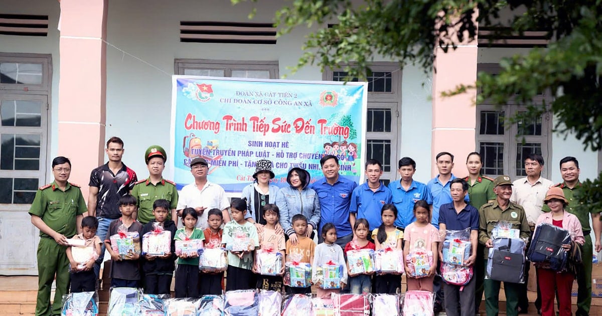 Công an xã Cát Tiên 2 "tiếp sức đến trường” cho học sinh nghèo