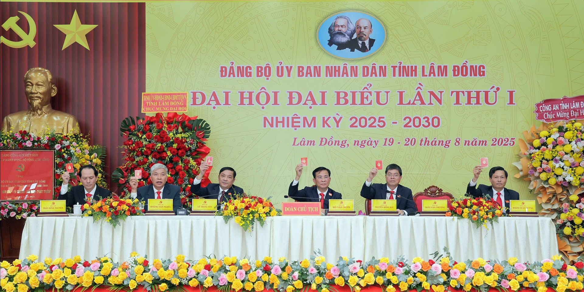 doan-chu-tich-bieu-quyet-ch-tieu-nk(1).jpg