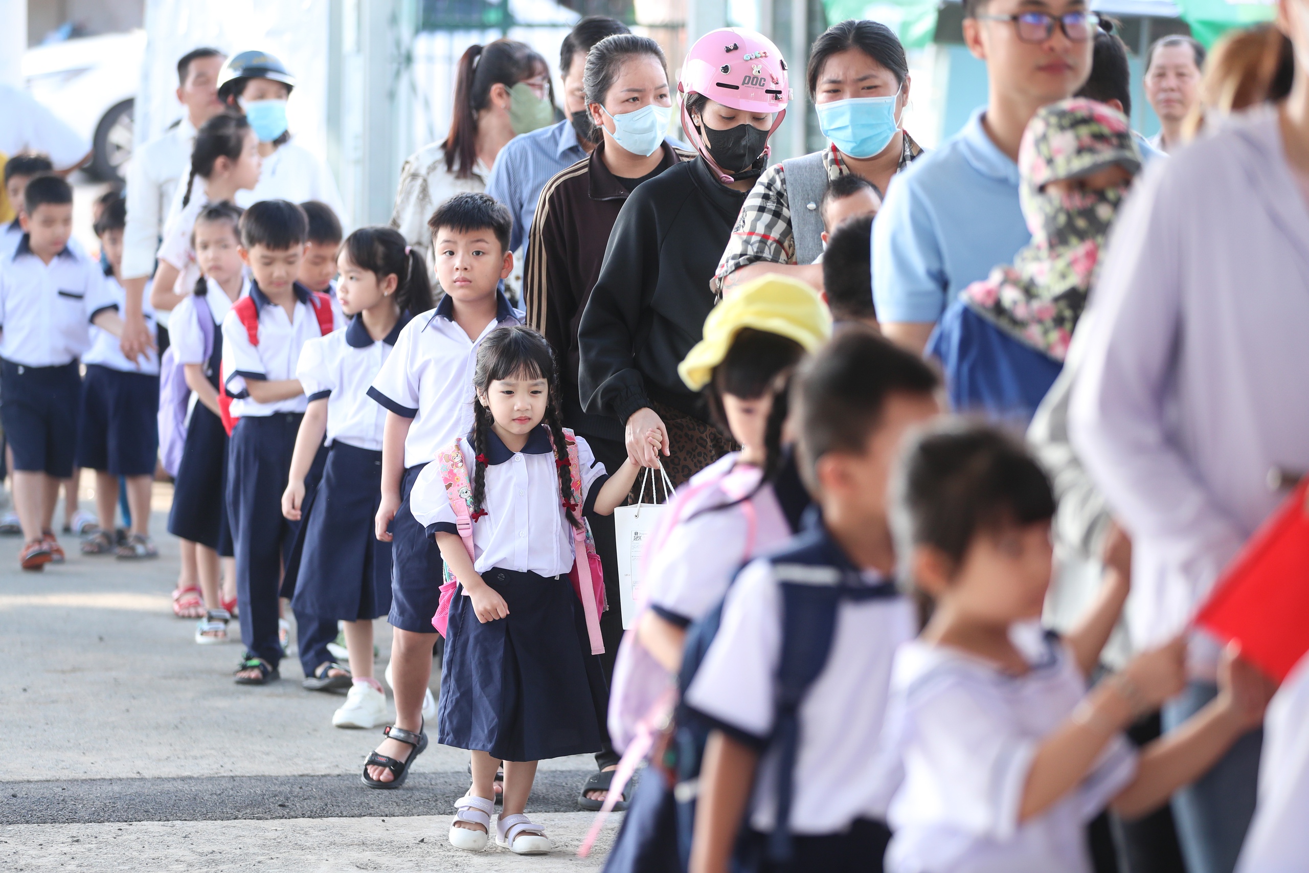 Học sinh lớp 1 nô nức ngày tựu trường - Ảnh 2.