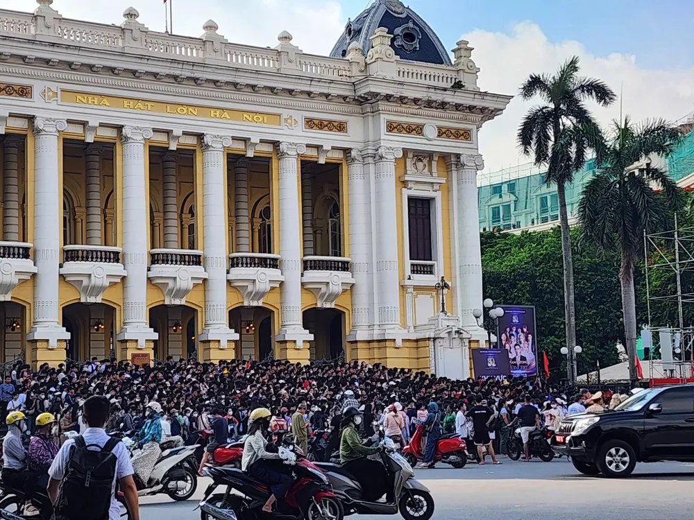 Refuse to issue concert tickets if signs of buying, selling or transferring are detected.