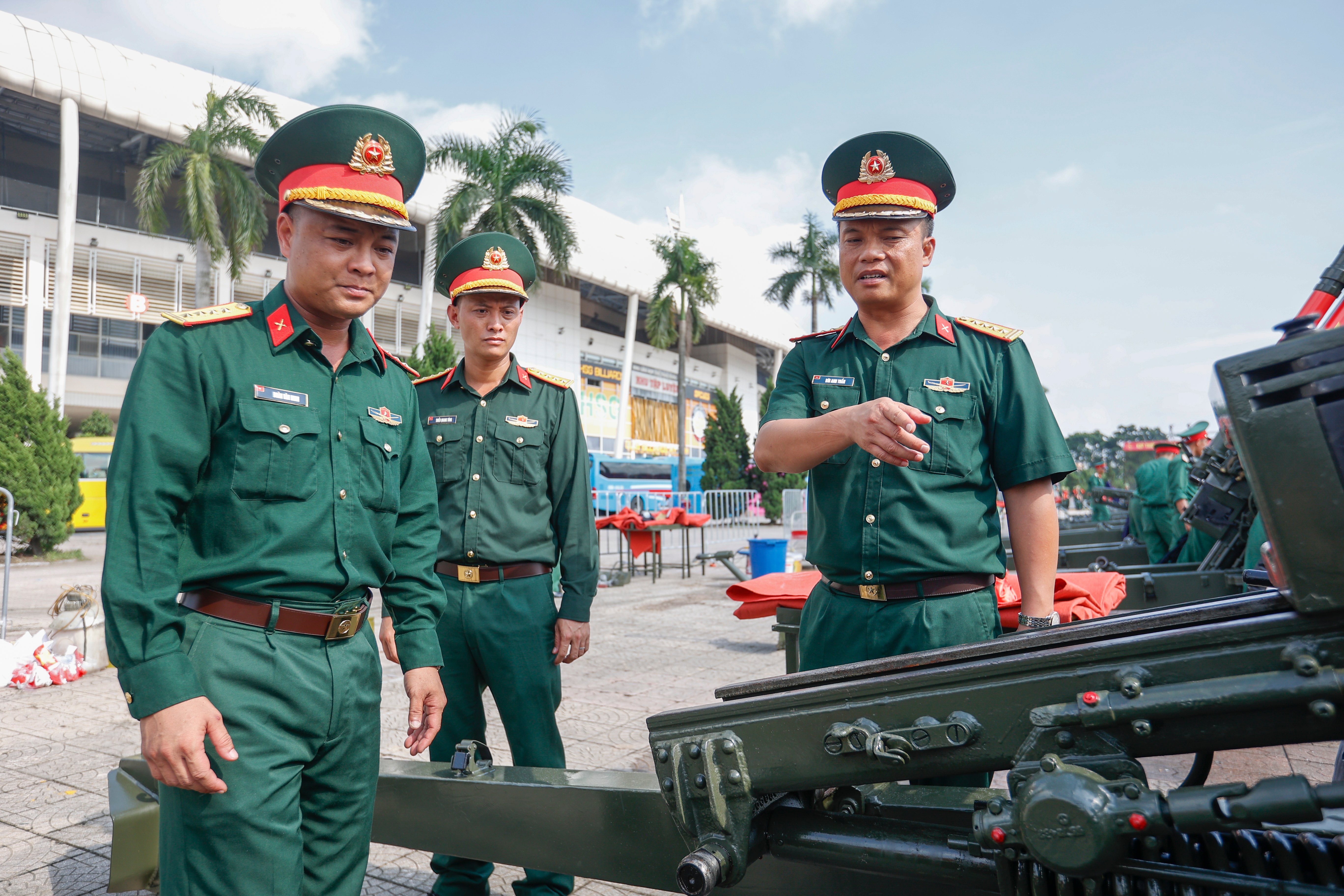Ngắm dàn pháo lễ phục vụ nhiệm vụ A80 trước sân vận động Mỹ Đình - Ảnh 7.