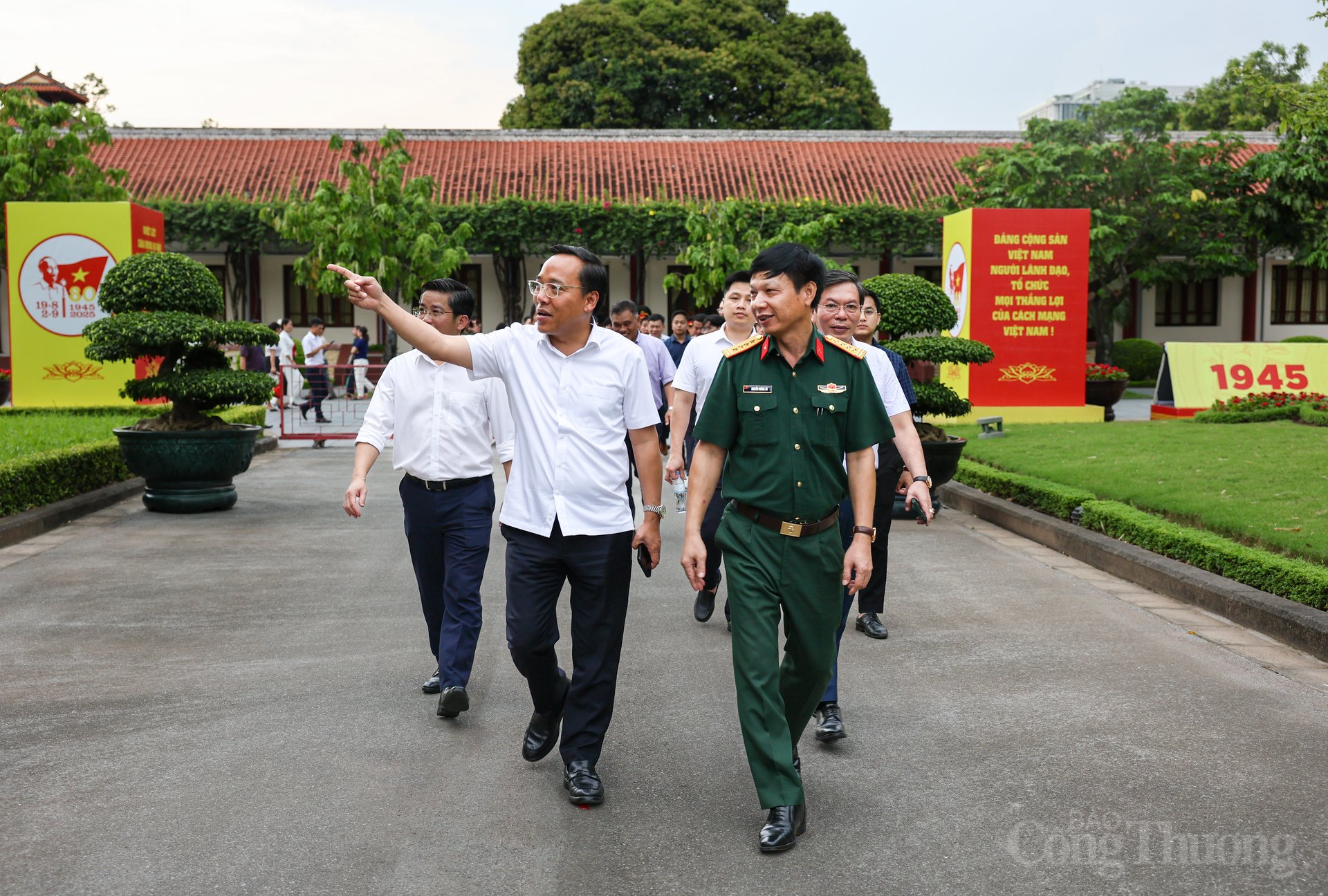 Thứ trưởng Nguyễn Hoàng Long và Đại tá Nguyễn Hoàng Ân - Phó Tư lệnh Bộ Tư lệnh Bảo vệ Lăng Chủ tịch Hồ Chí Minh cùng đoàn công tác có mặt tại khu vực Quảng trường Ba Đình kiểm tra công tác đảm bảo điện cho đại lễ sắp tới.