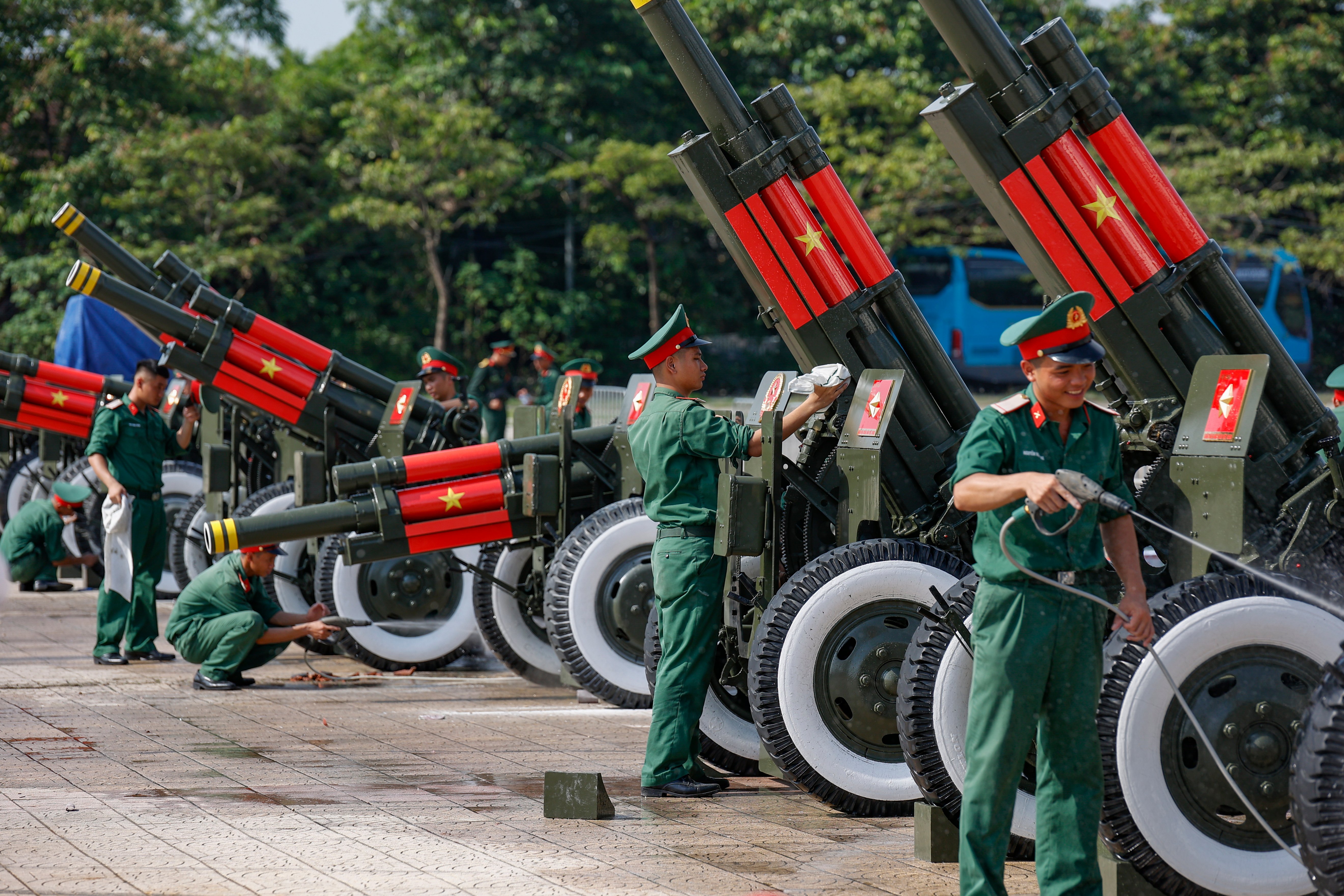 Ngắm dàn pháo lễ phục vụ nhiệm vụ A80 trước sân Mỹ Đình - Ảnh 1.
