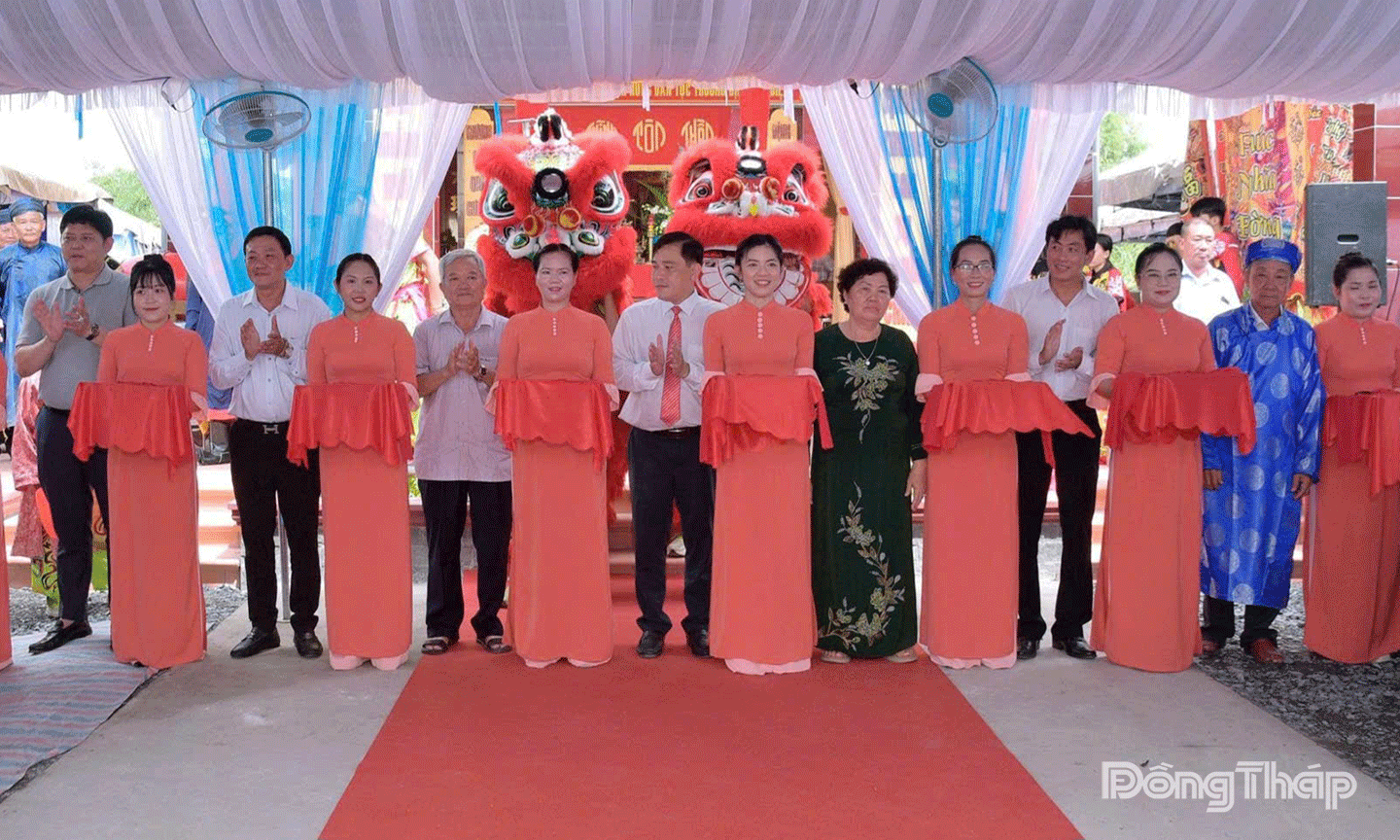 Đại biểu cắt băng khánh thành Tôn Miếu thờ Anh hùng dân tộc Trương Định