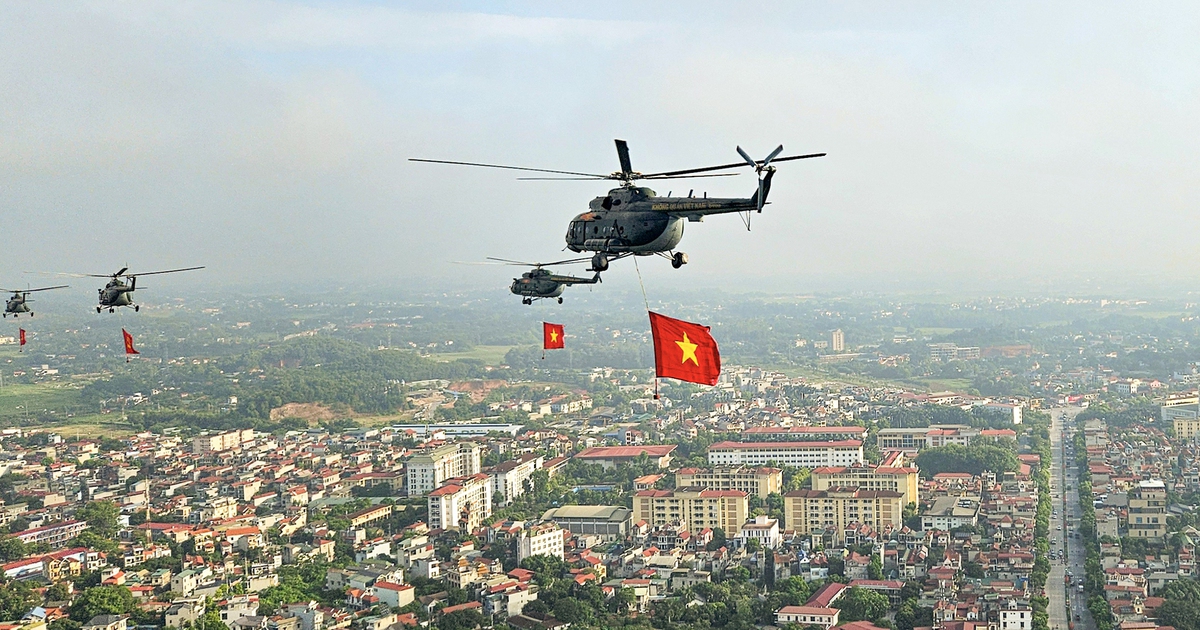 10 trực thăng huấn luyện bay kéo cờ Đảng, cờ Tổ quốc trên bầu trời Hà Nội