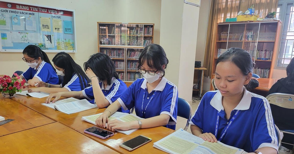 Giám đốc Sở GD-ĐT TP.HCM nêu lý do không cho học sinh sử dụng điện thoại