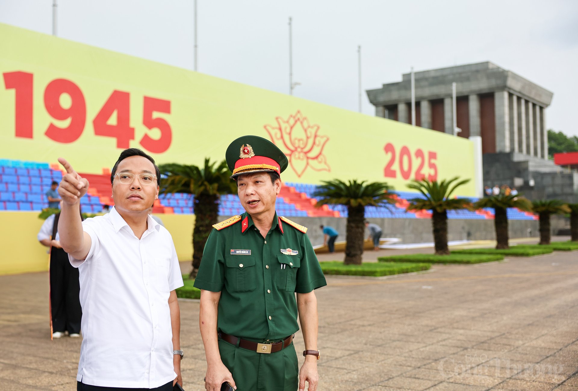 Thứ trưởng Nguyễn Hoàng Long và Đại tá Nguyễn Hoàng Ân trao đổi về công tác phối hợp giữa các đơn vị.