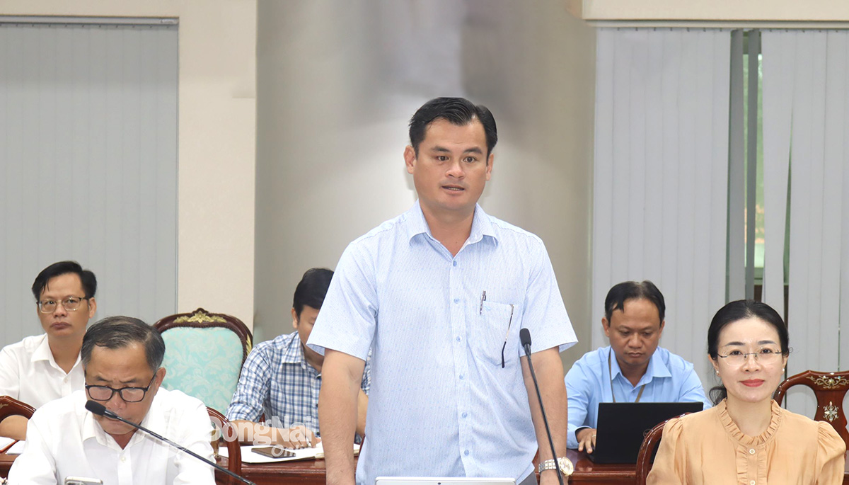 Ông Diệp Trường Vũ, Phó Giám đốc Sở Nông nghiệp và Môi trường tỉnh Đồng Nai báo cáo tại buổi làm việc. Ảnh: Ban Mai
