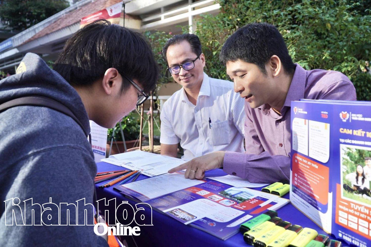 Học sinh tìm hiểu thông tin tuyển sinh của Trường Đại học Thái Bình Dương. 