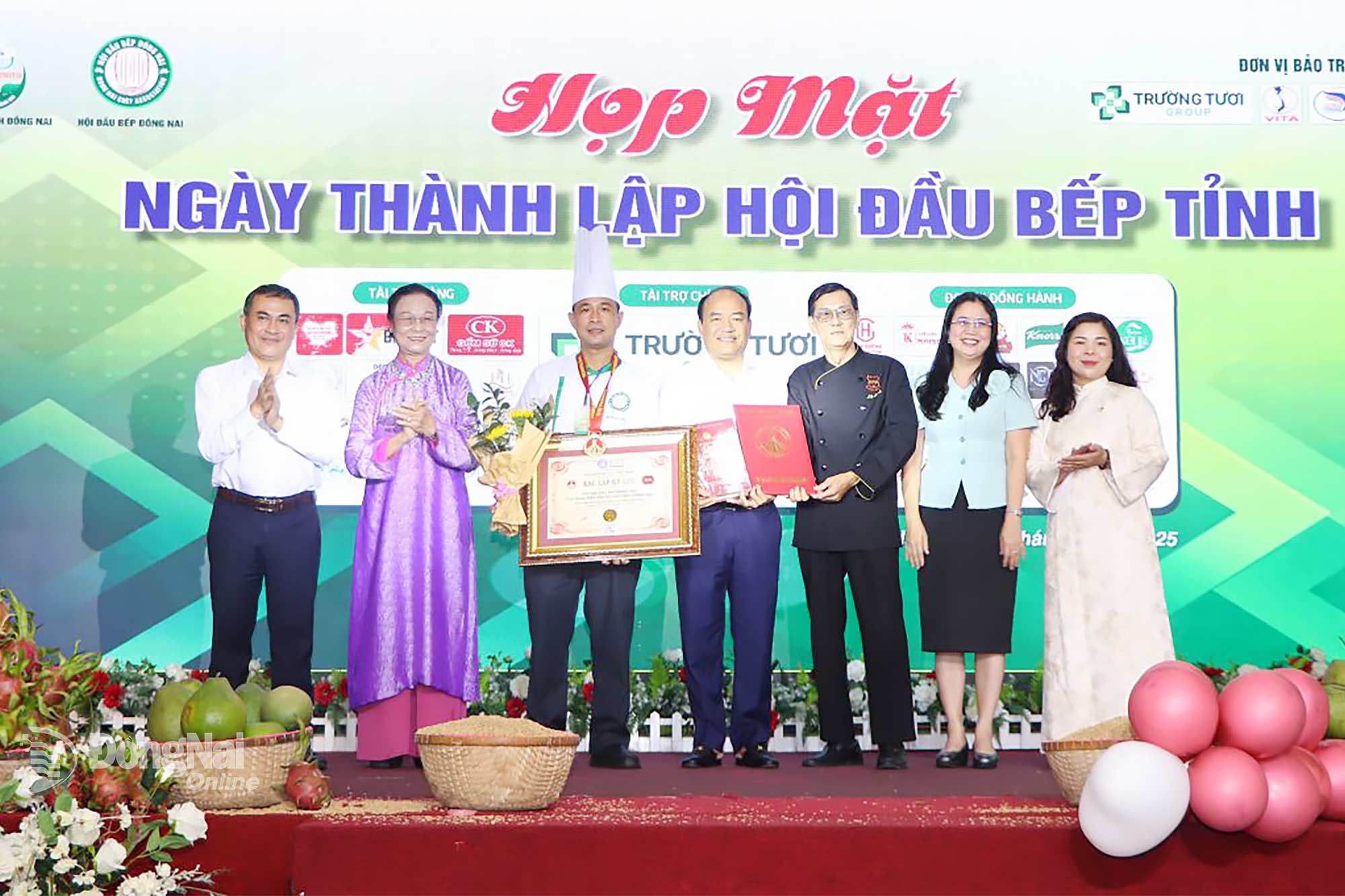 Dong Nai sets record for largest cashew-puffed fried sticky rice dish in Vietnam