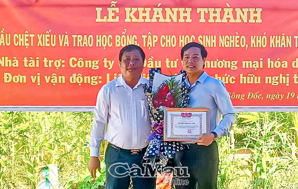 3/ Mr. Duy Quoc Tuan, Vice Chairman of Song Doc Commune People's Committee, presented the 