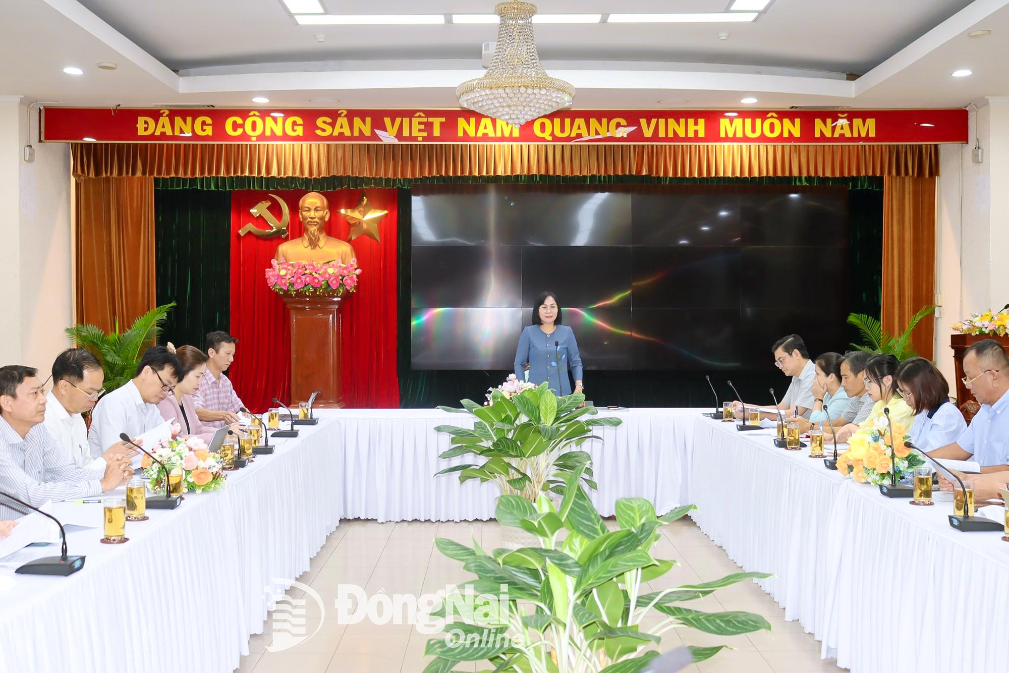 Nguyen Thi Hoang, Mitglied des Provinzparteikomitees und stellvertretende Vorsitzende des Volkskomitees der Provinz Dong Nai, schloss die Arbeitssitzung ab. Foto: Hoang Loc