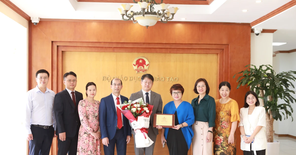 Bộ GD&ĐT tặng Kỷ niệm chương Vì sự nghiệp Giáo dục cho người nước ngoài