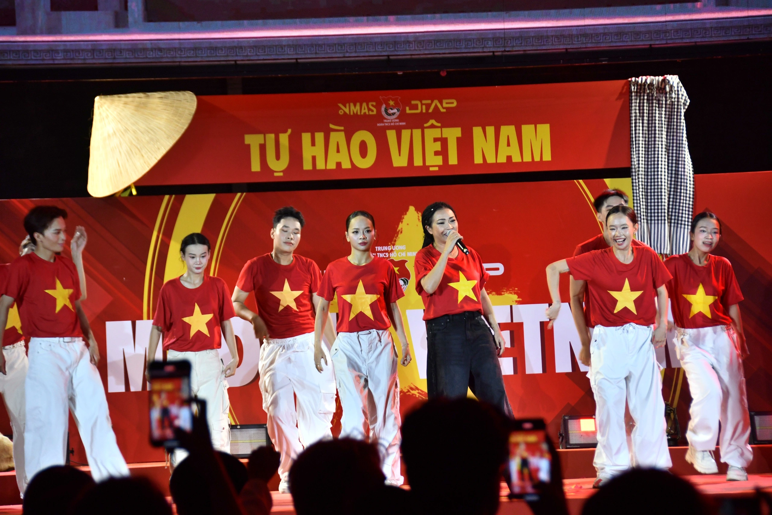 Dàn sao Việt đình đám cùng lên chuyến xe ‘Tự hào Việt Nam’