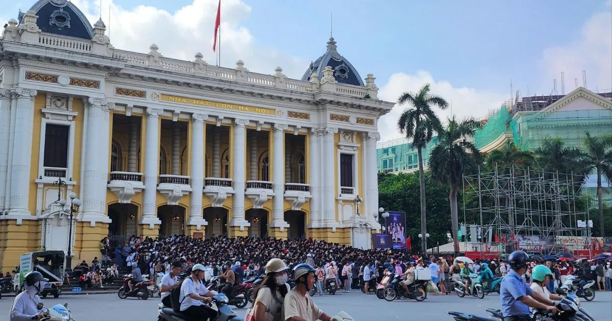 Hàng ngàn người đội nắng chờ nhận vé concert miễn phí