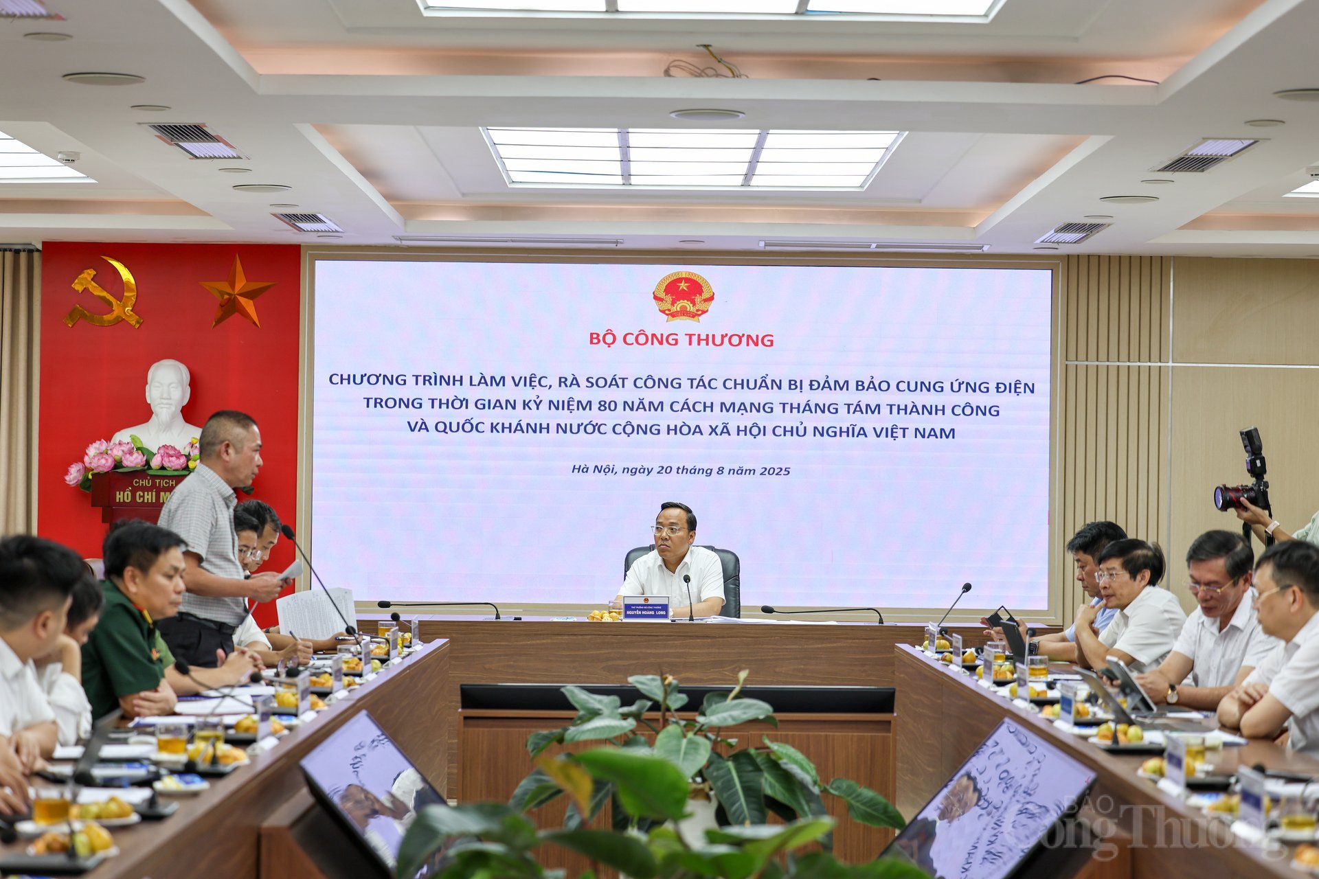Cùng ngày, đoàn công tác đã làm việc với Tổng công ty EVNHANOI.
