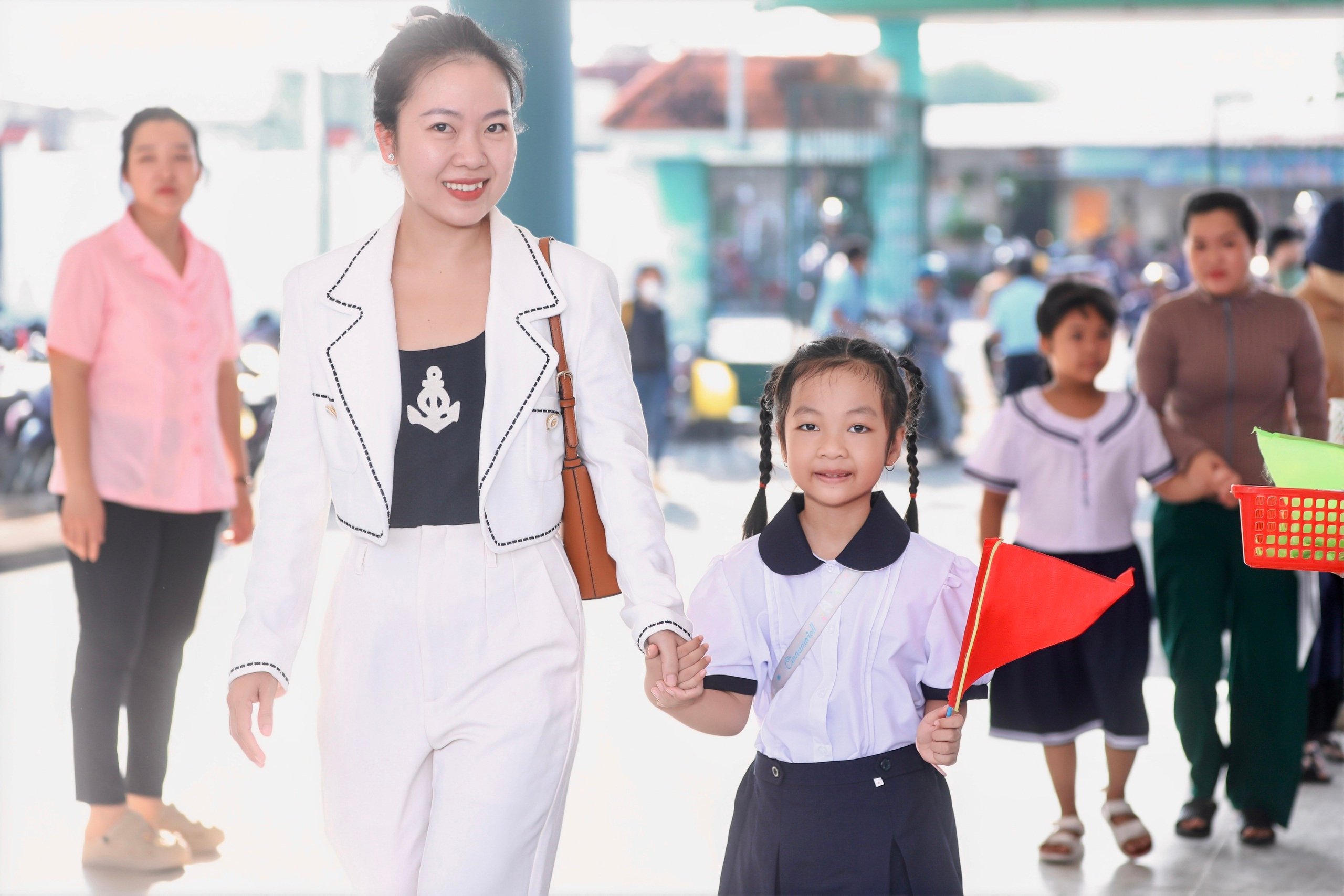 Học sinh lớp 1 nô nức ngày tựu trường - Ảnh 3.