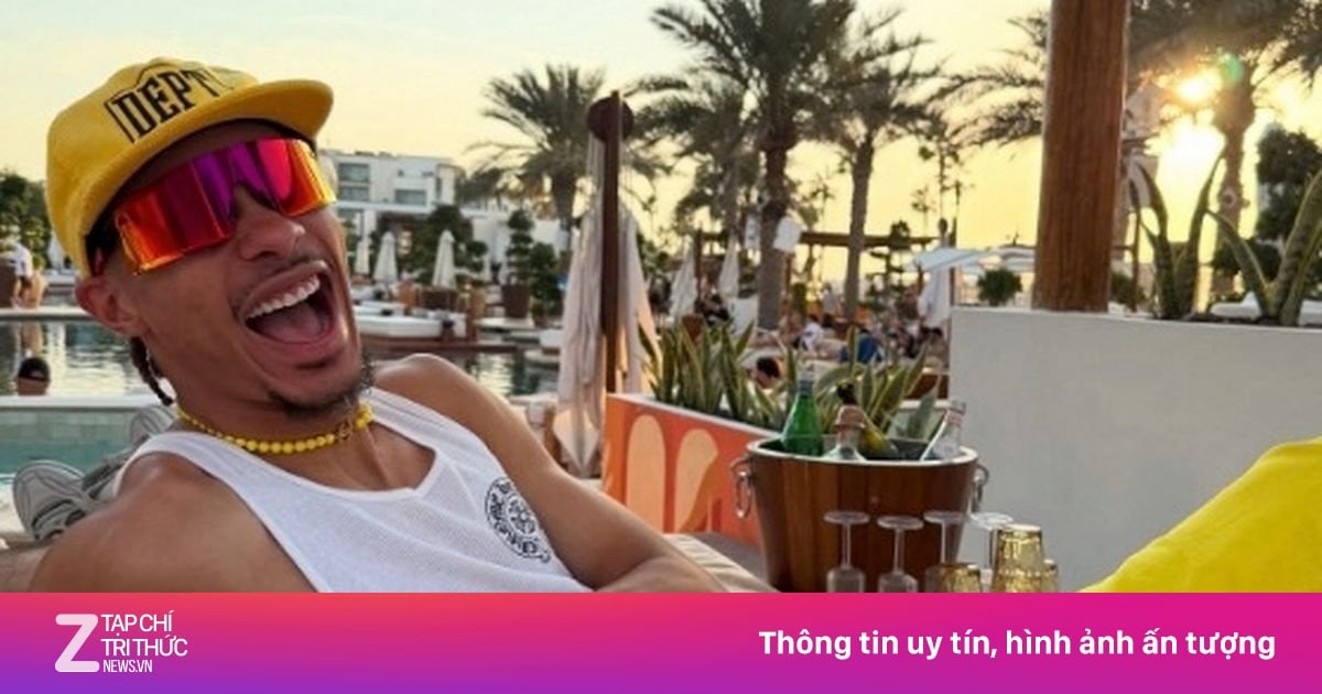 Tân binh Liverpool sống xa hoa cùng bạn gái