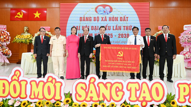 Hon Dat Commune Party Committee held a congress for the 2025 - 2030 term