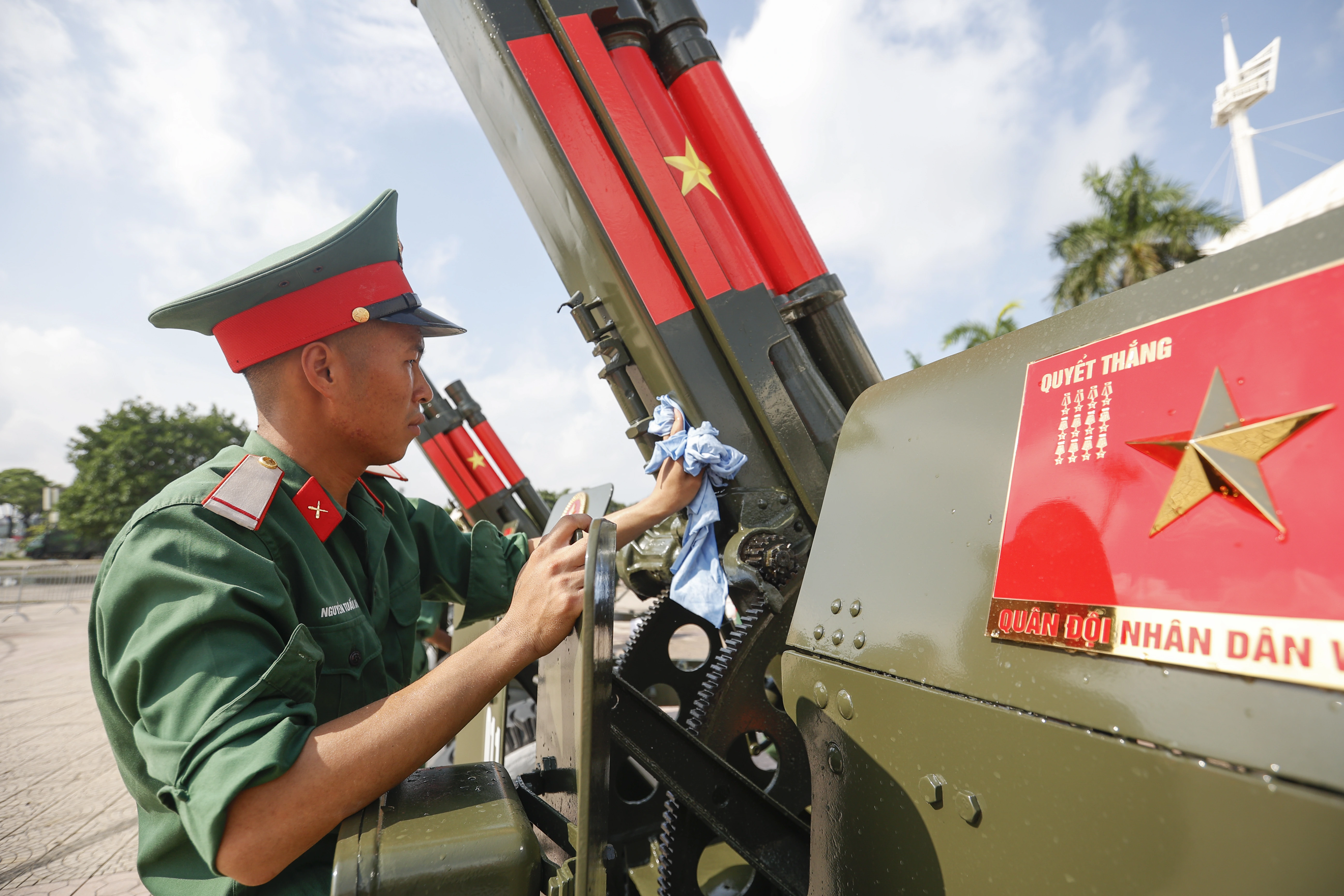 Watch the A80 ceremonial artillery array in front of My Dinh Stadium