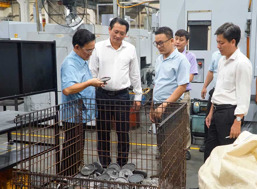 Phó Chủ tịch UBND tỉnh- Nguyễn Quỳnh Thiện thăm một số doanh nghiệp tại KCN Hòa Phú. 