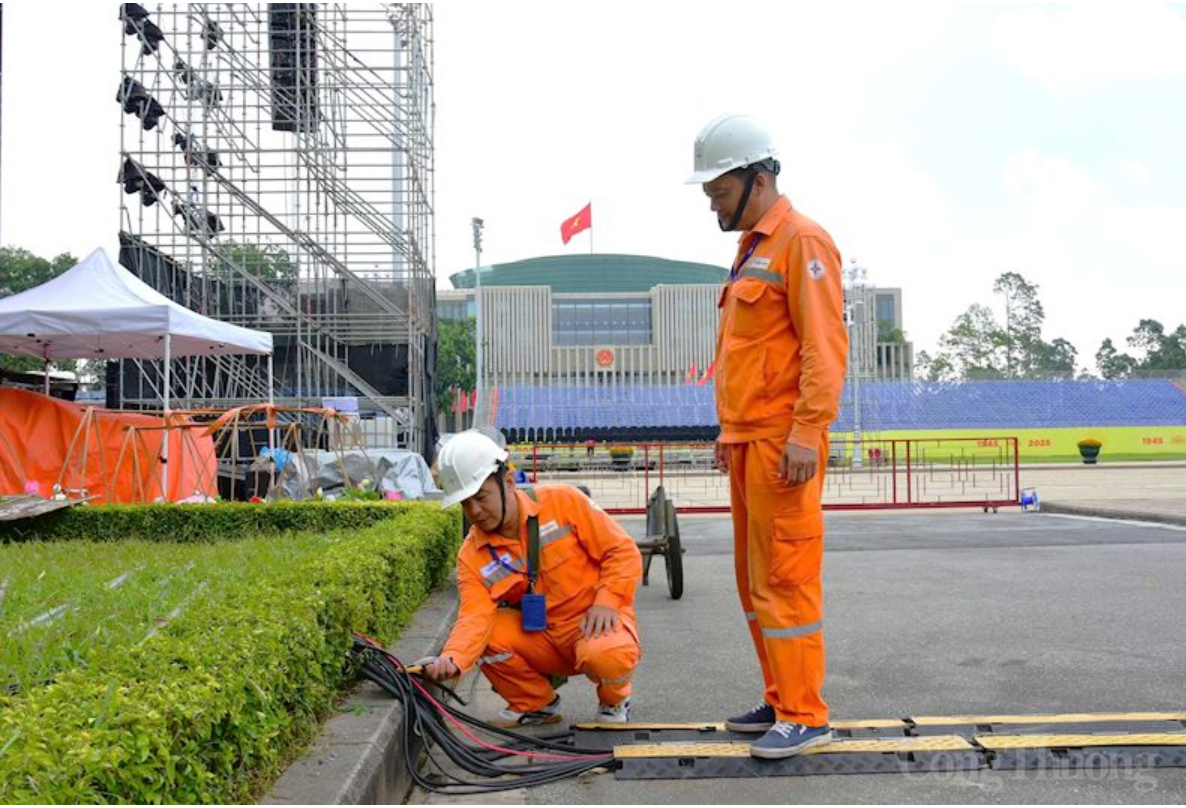 Công nhân EVNHANOI kiểm tra hệ thống điện tại Quảng trường Ba Đình.