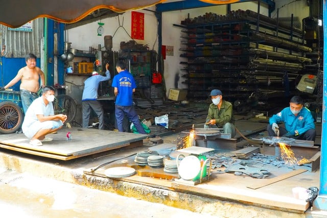 Độc đáo ngôi chợ ở Cần Thơ có nhiều ‘cánh mày râu’ tới mua - Ảnh 3.