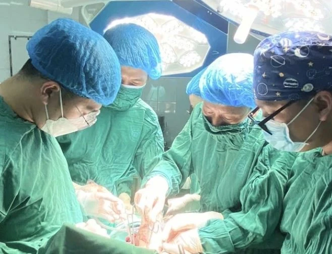 “Chạy đua với tử thần,” cứu sống bệnh nhân đặc biệt nguy kịch do đa chấn thương