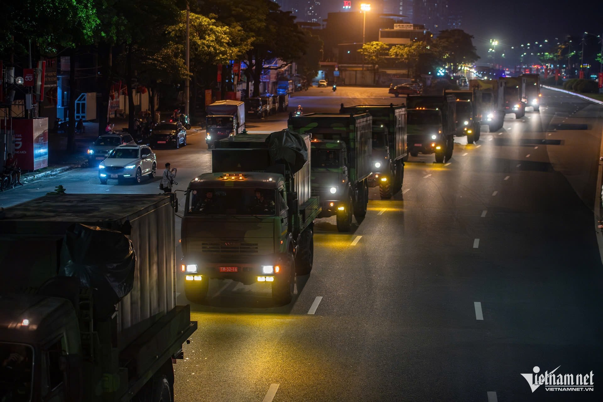 Xe, pháo quân sự tiếp tục hành quân về trung tâm Hà Nội