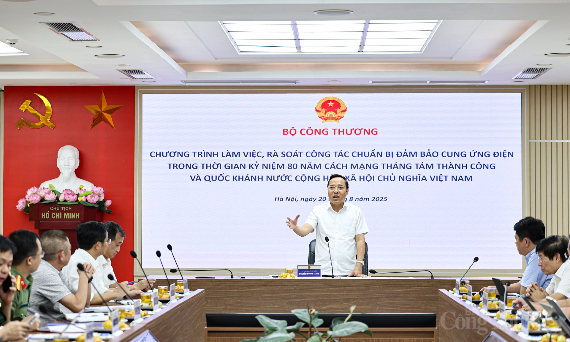 Thứ trưởng Nguyễn Hoàng Long phát biểu kết luận buổi làm việc.