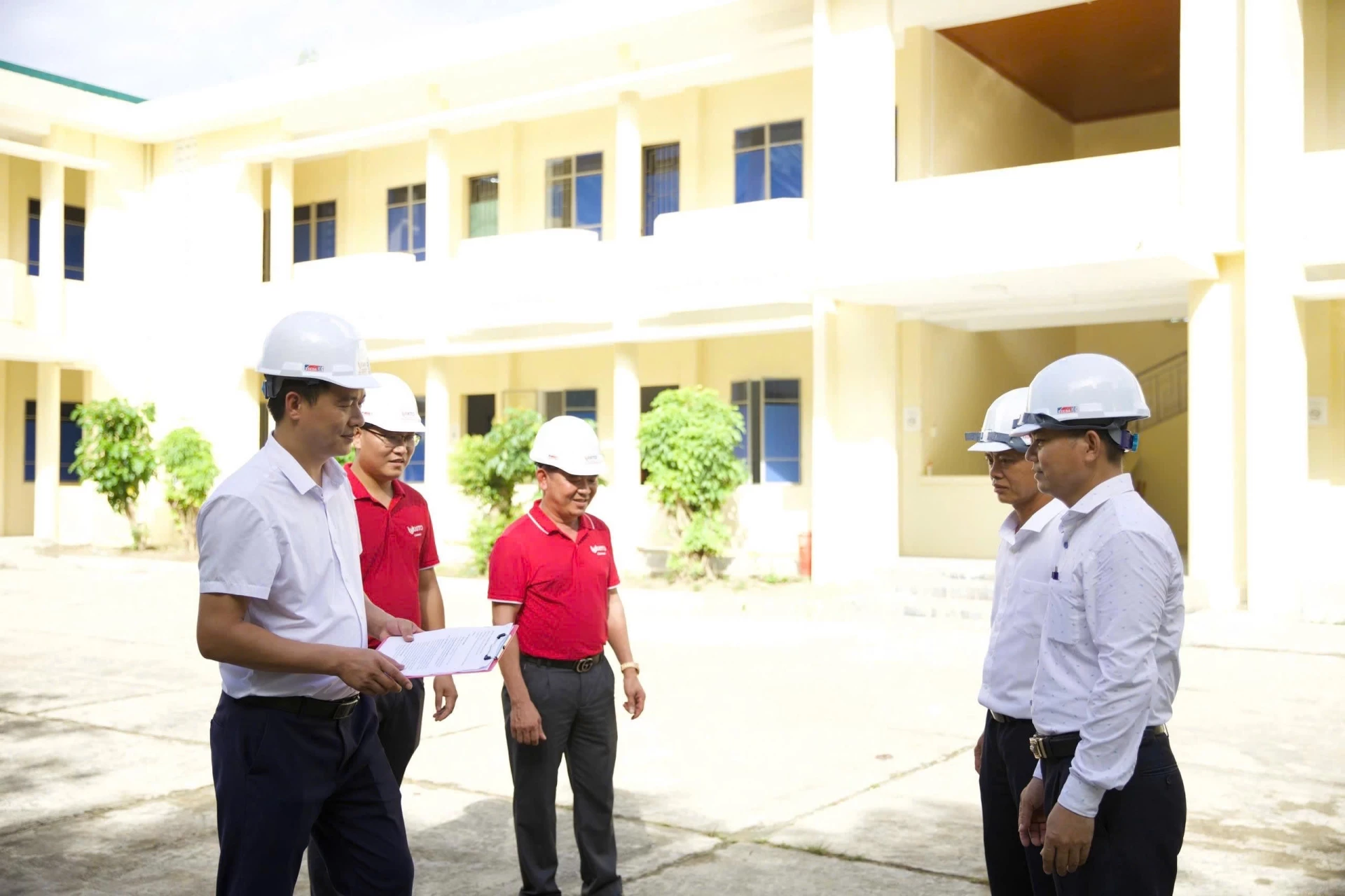 Cán bộ VIXITO chuẩn bị sẵn sàng vận hành nhà máy và xuất sản phẩm