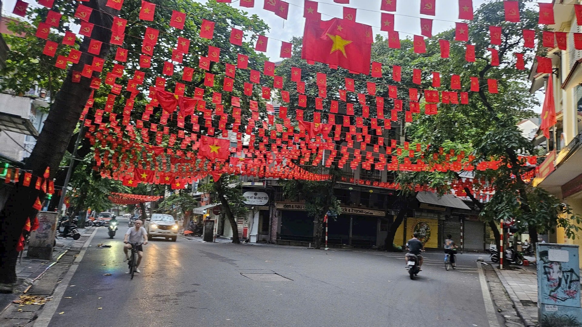 ถนนฮังลั่ว เขตฮว่านเกี๋ยม เต็มไปด้วยธงและดอกไม้ ภาพโดย: ฮ่องถั่น