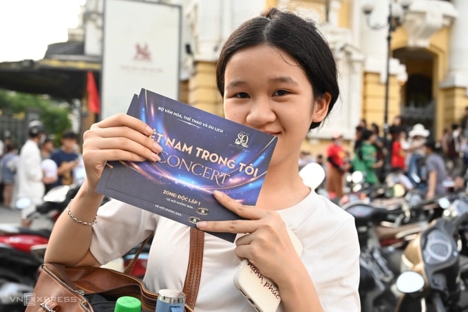 Thao Vy មក​ពី Gia Lam ទីក្រុង​ហាណូយ បាន​ឈរ​នៅ​ជួរ​ទីមួយ ហើយ​បាន​ទទួល​សំបុត្រ​មួយ​គូ។ រូបថត៖ Giang Huy