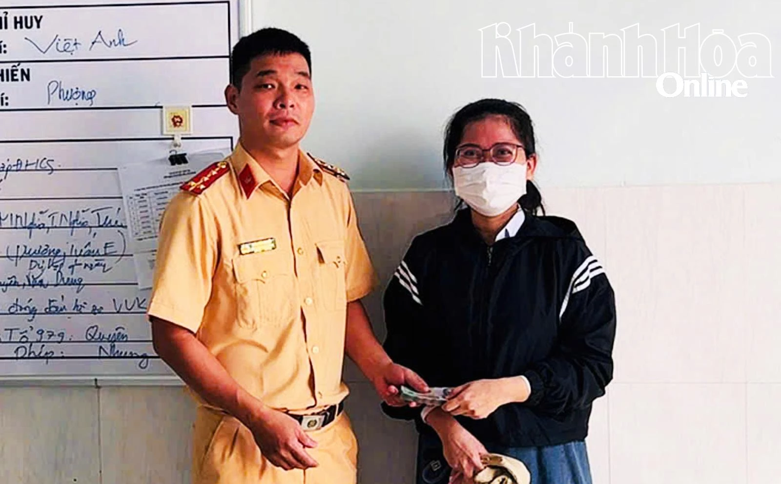 At the police station, Captain Dao Van Quyet returned the large amount of money that Ms. Hang had lost earlier.