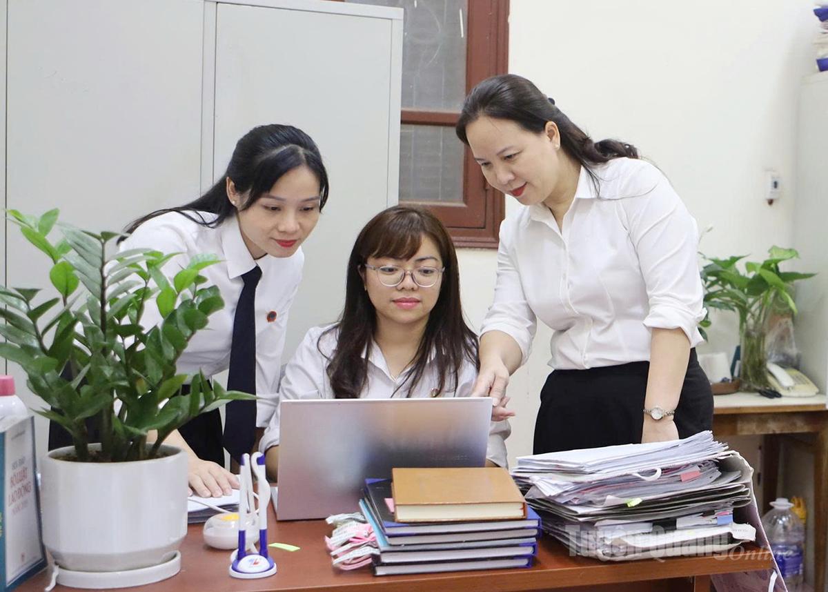 Cán bộ
Văn phòng 
Tòa án nhân dân khu vực 1 số hóa 
hồ sơ dữ liệu 
hôn nhân.  