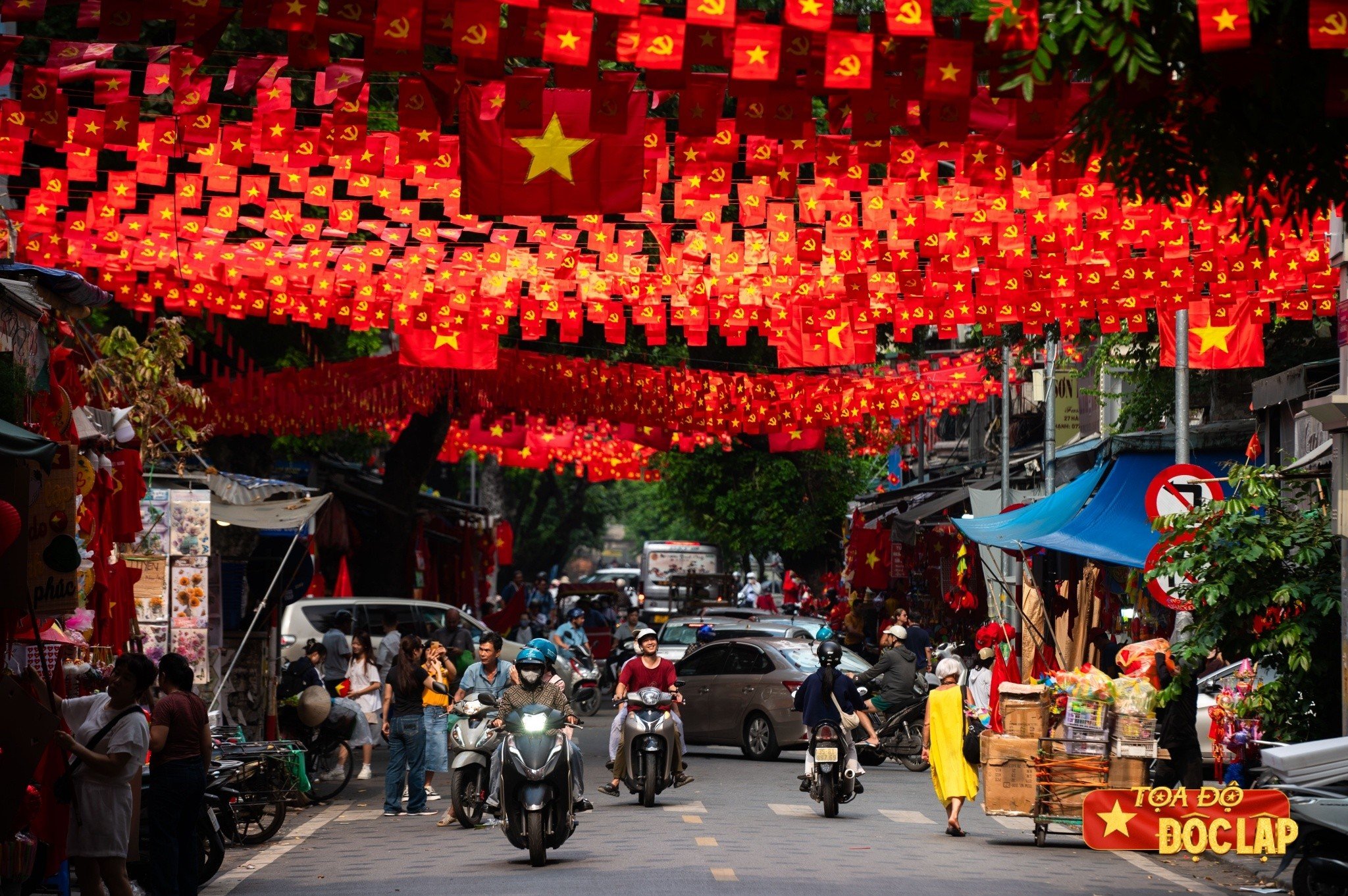 Nhiều đường phố tại Hà Nội được trang hoàng cờ hoa rực rỡ từ cuối tháng 8. Ảnh: Việt Hà.