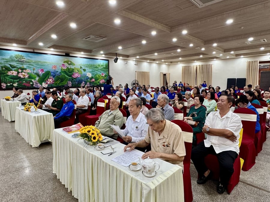 Buổi lễ ra mắt sách còn là dịp gặp gỡ thân tình, ôn lại kỷ niệm chiến đấu của các cựu cán bộ Đoàn TNVN phía Nam và đội biệt động 67B Gò Vấp.