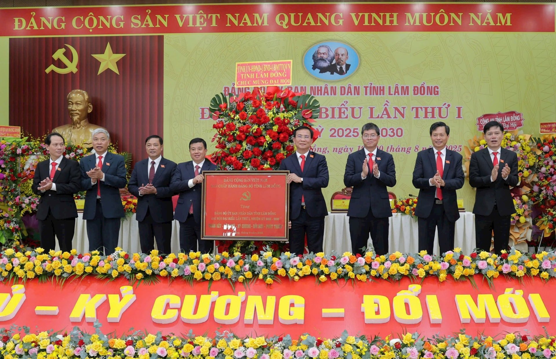 nhanhoavatruong.jpg