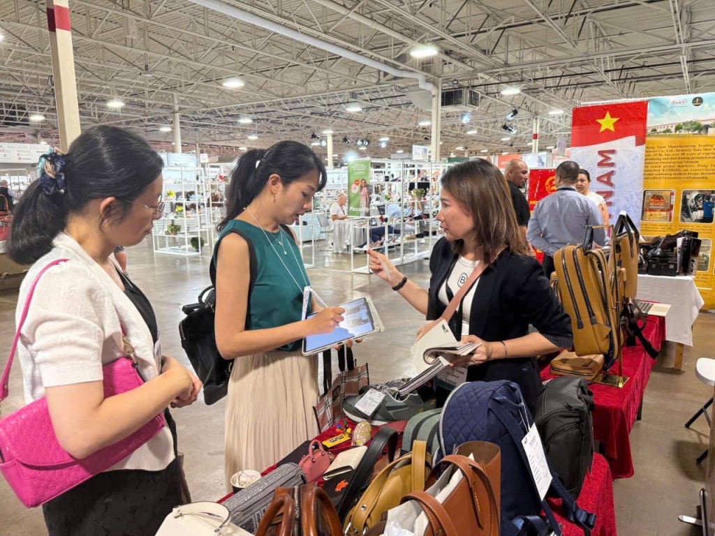 Ngành da giày Việt Nam tìm kiếm cơ hội tại Canada và Bắc Mỹ