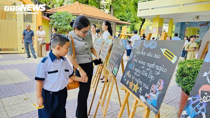 Phụ huynh đưa con đến trường từ sớm để con làm quen với môi trường học tập mới.
