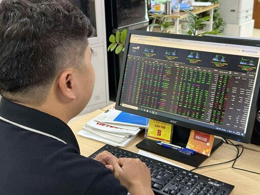 Stock market fell sharply at the end of the morning session on August 20