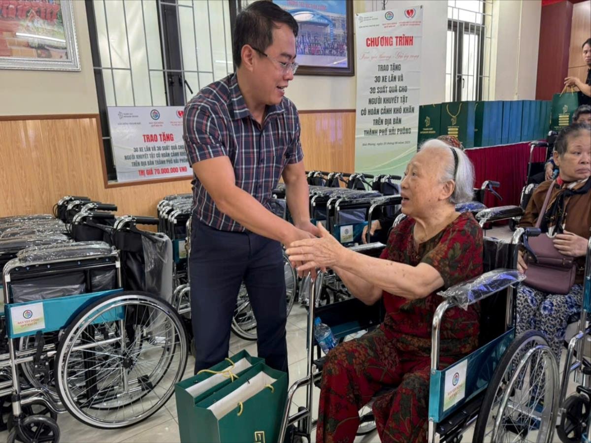 Donated 30 wheelchairs to disadvantaged disabled people