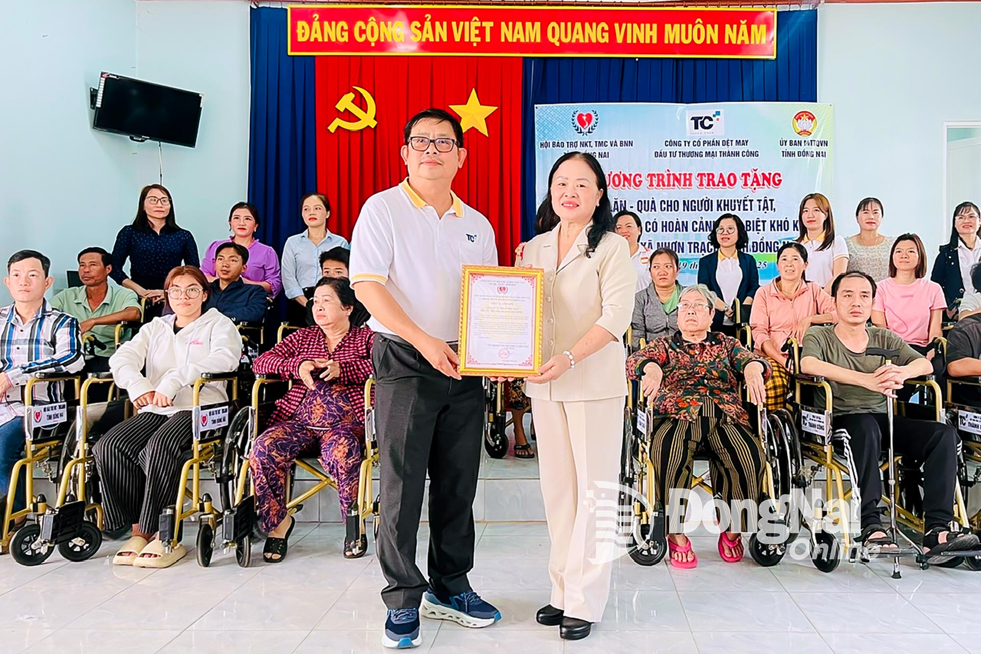 Bà Nguyễn Thị Liên, Chủ tịch Hội Bảo trợ người khuyết tật, trẻ mồ côi và bệnh nhân nghèo tỉnh Đồng Nai trao thư cảm ơn nhà tài trợ. Ảnh: Thu Hiền