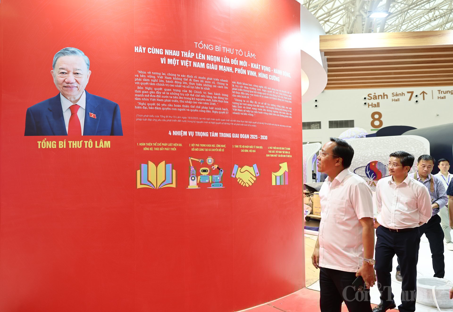 Thứ trưởng kiểm tra khu vực trưng bày của Bộ Công Thương.