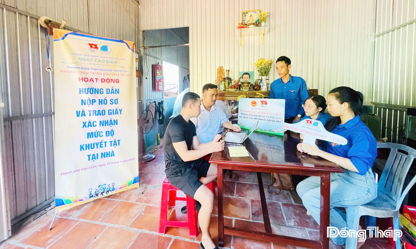 Youth Union members and volunteers went to people's homes (Cao Lanh ward) to guide them in submitting their applications and hand over certificates confirming their level of disability.