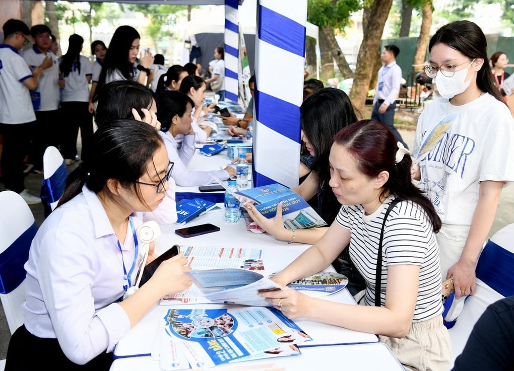 Đại học Kinh tế Quốc dân công bố chi tiết giờ đón tân sinh viên - 1