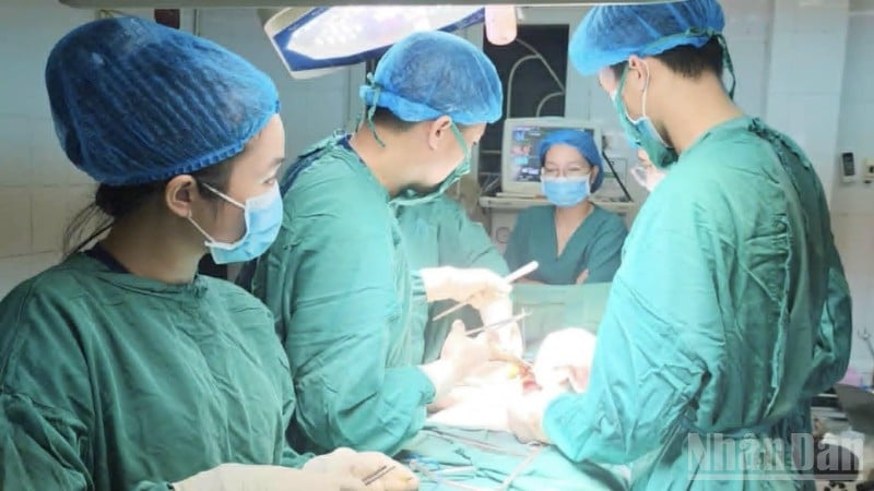 Kíp phẫu thuật Bệnh viện đa khoa Kiến Xương (tỉnh Hưng Yên) thực hiện ca phẫu thuật kéo dài 3 tiếng, giành lại sự sống cho bệnh nhân bị tai nạn giao thông.